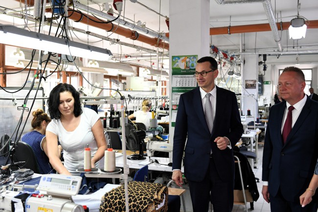 Premier odwiedził zakład produkcji odzieży w Iławie