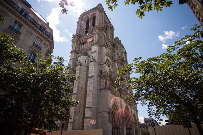 Pierwsza po pożarze Msza św. w katedrze Notre-Dame